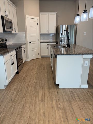 1100 River Wood, Seguin, TX 78155