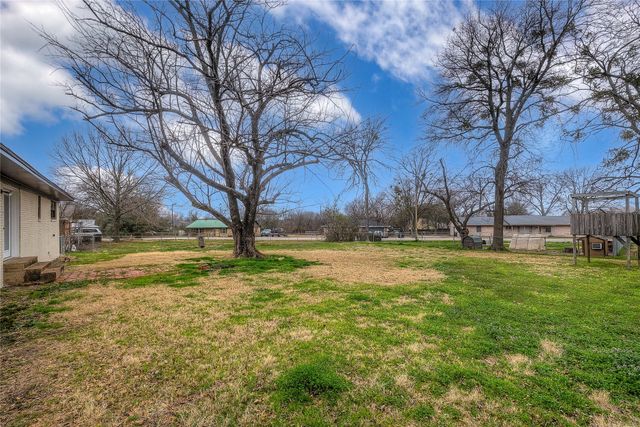 1004 Pecan Avenue, Wills Point, TX 75169