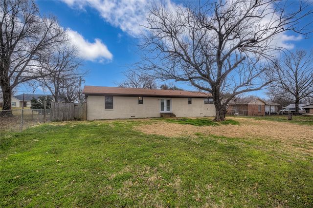 1004 Pecan Avenue, Wills Point, TX 75169