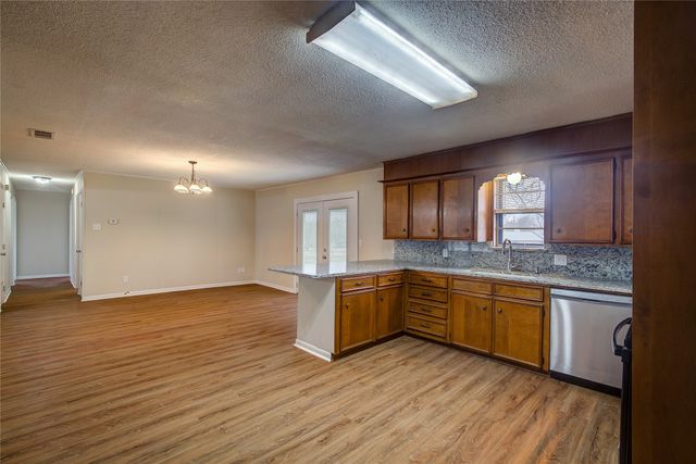 1004 Pecan Avenue, Wills Point, TX 75169