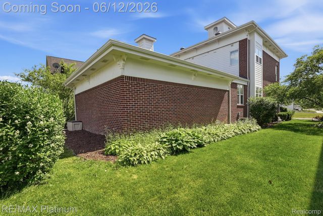 1713 Town Commons Drive, Howell, MI 48855