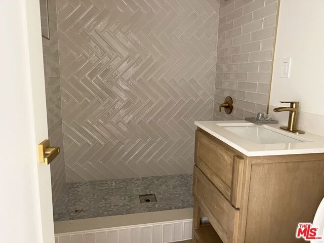 1336 W 37th Drive 3, Los Angeles, CA 90007