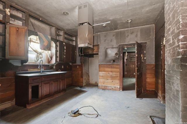 2437 E Houston St, San Antonio, TX 78202