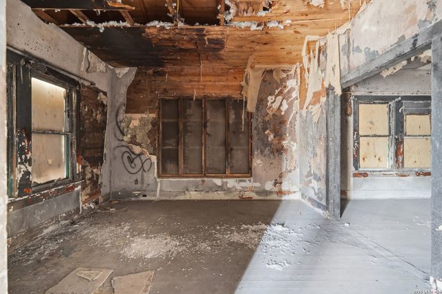 2437 E Houston St, San Antonio, TX 78202