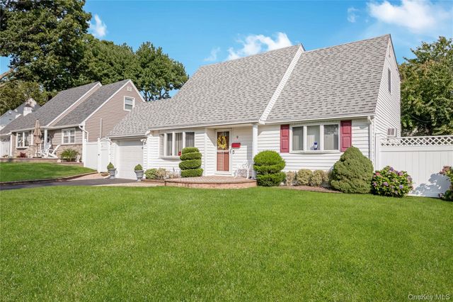 9 Linwood Avenue, Farmingdale, NY 11735
