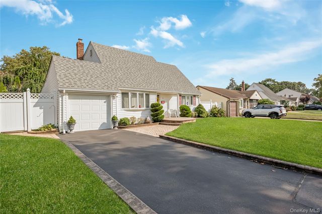 9 Linwood Avenue, Farmingdale, NY 11735