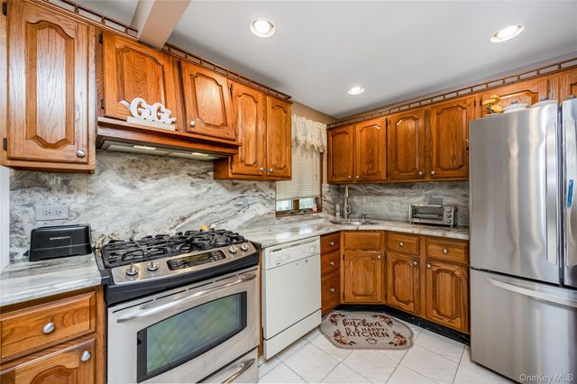 9 Linwood Avenue, Farmingdale, NY 11735