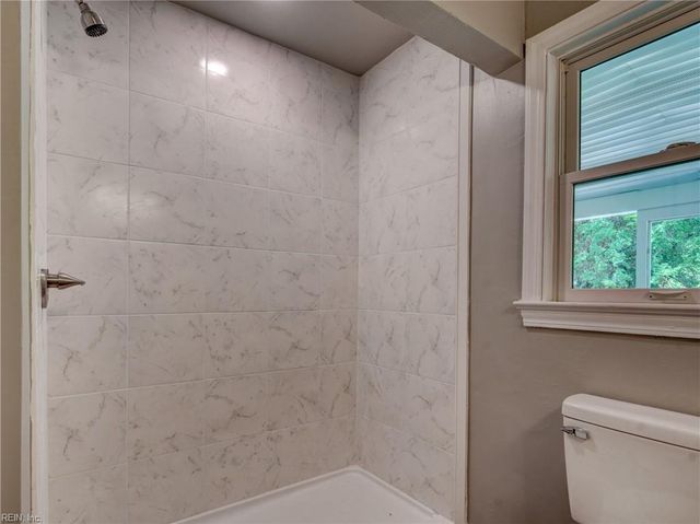 9 Riverdale DR, Hampton, VA 23666