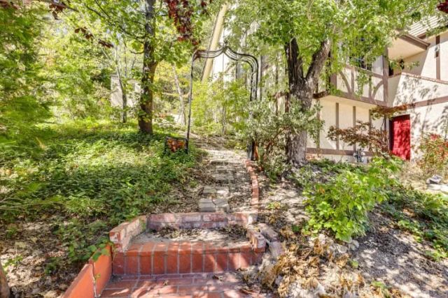 196 Hillcrest Court, Lake Arrowhead, CA 92352