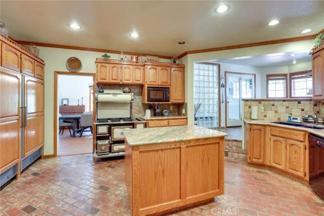 196 Hillcrest Court, Lake Arrowhead, CA 92352