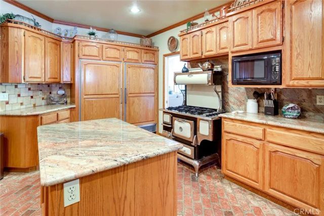196 Hillcrest Court, Lake Arrowhead, CA 92352