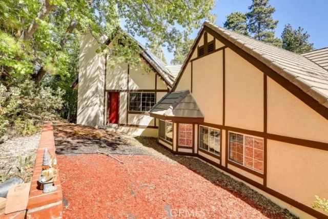 196 Hillcrest Court, Lake Arrowhead, CA 92352