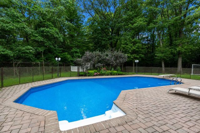 25 Pashen Place, Dix Hills, NY 11746