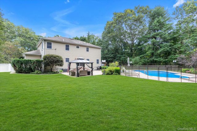 25 Pashen Place, Dix Hills, NY 11746