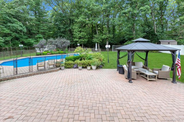 25 Pashen Place, Dix Hills, NY 11746