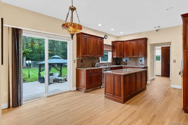 25 Pashen Place, Dix Hills, NY 11746