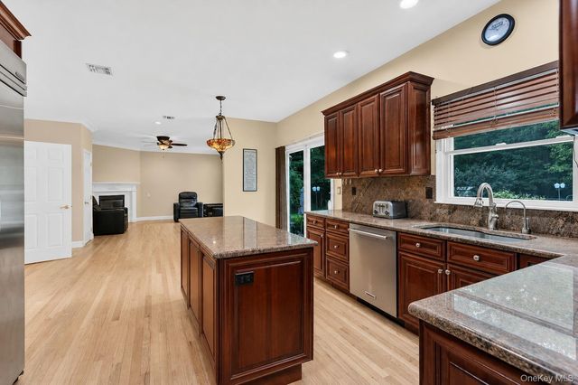 25 Pashen Place, Dix Hills, NY 11746