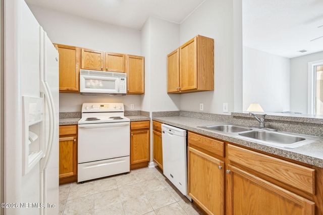 8601 BEACH Boulevard 811, Jacksonville, FL 32216