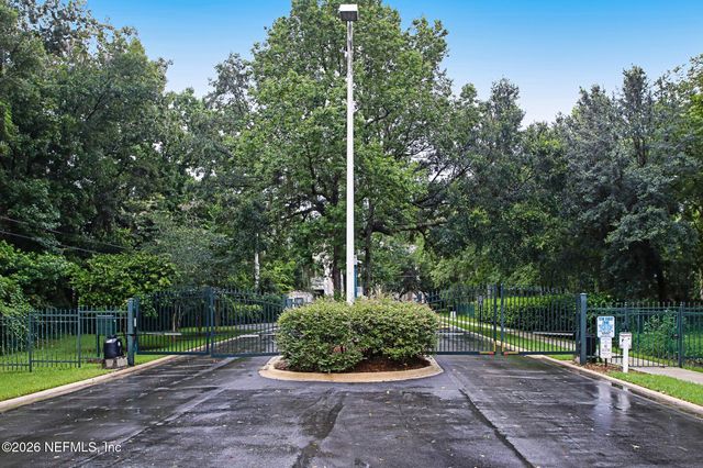 8601 BEACH Boulevard 811, Jacksonville, FL 32216