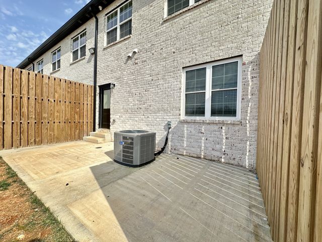 1170 Meadowhill Ln, Clarksville, TN 37043