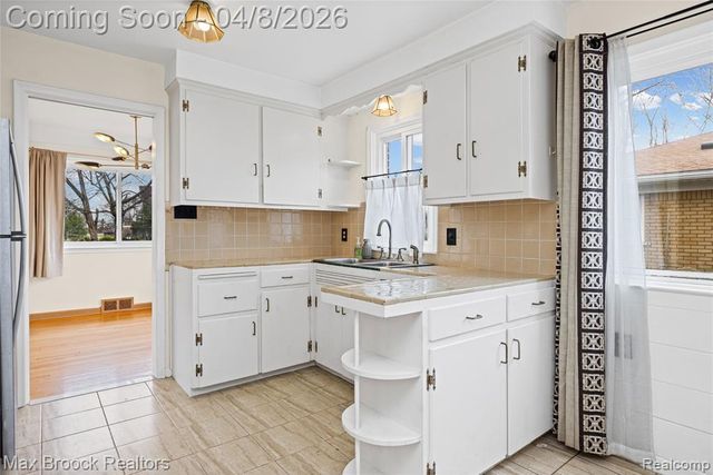 17000 W 13 Mile Road, Beverly Hills, MI 48025
