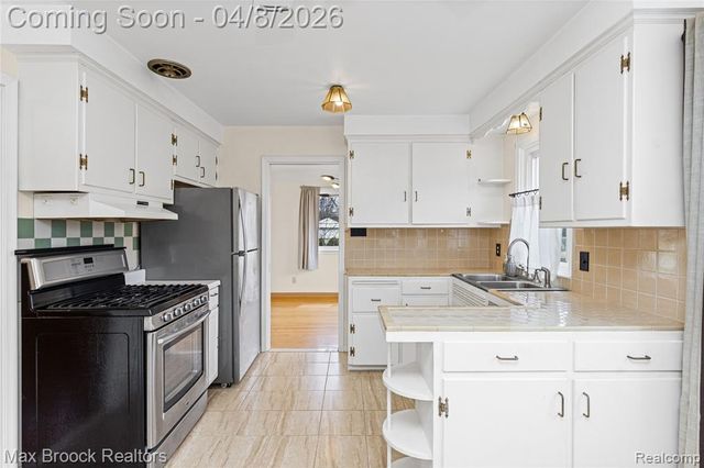 17000 W 13 Mile Road, Beverly Hills, MI 48025