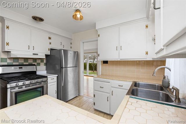 17000 W 13 Mile Road, Beverly Hills, MI 48025