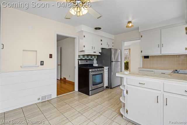 17000 W 13 Mile Road, Beverly Hills, MI 48025