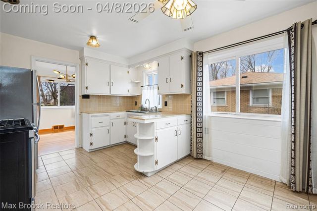 17000 W 13 Mile Road, Beverly Hills, MI 48025