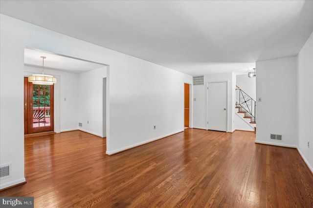4945 GAINSBOROUGH DR, Fairfax, VA 22032