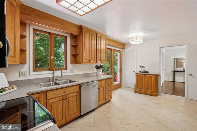 4945 GAINSBOROUGH DR, Fairfax, VA 22032