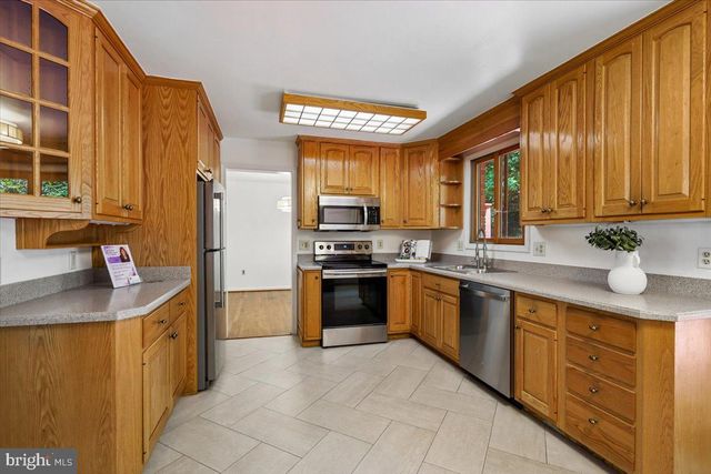 4945 GAINSBOROUGH DR, Fairfax, VA 22032