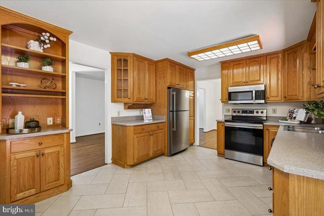 4945 GAINSBOROUGH DR, Fairfax, VA 22032