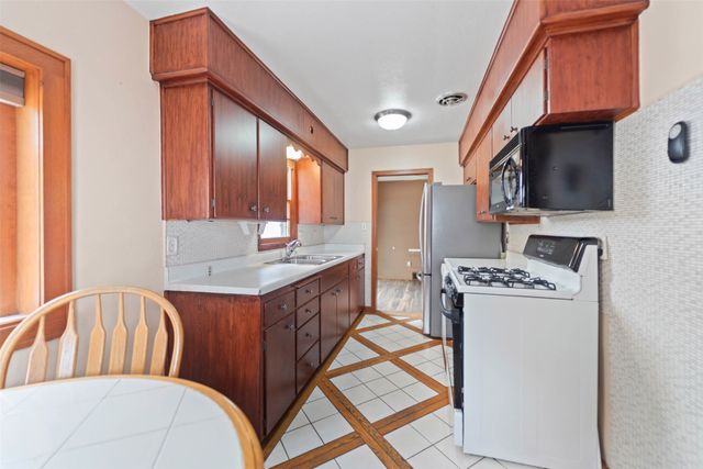 1602 Milton Avenue, Des Moines, IA 50316