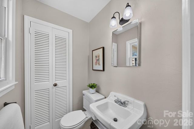 7601 Woodstream Drive, Charlotte, NC 28210