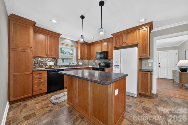 7601 Woodstream Drive, Charlotte, NC 28210