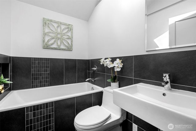 6825 43rd Avenue NE, Seattle, WA 98115