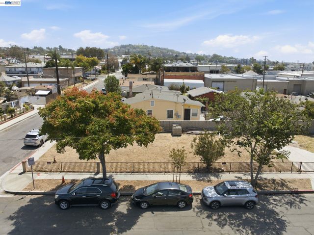 1100 E 23rd St, Signal Hill, CA 90755
