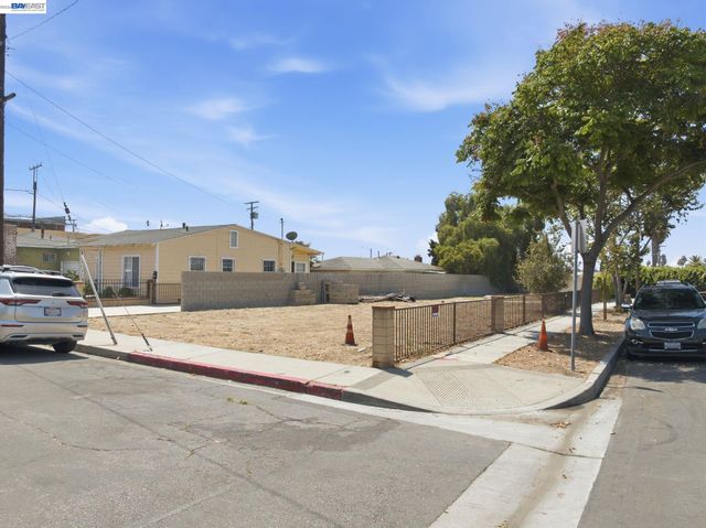 1100 E 23rd St, Signal Hill, CA 90755