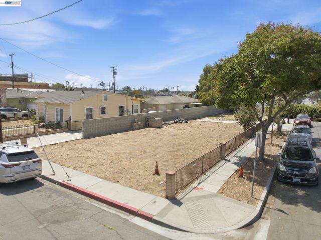 1100 E 23rd St, Signal Hill, CA 90755