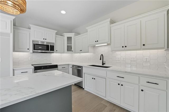 205 NW Orchard Court, Lee's Summit, MO 64063