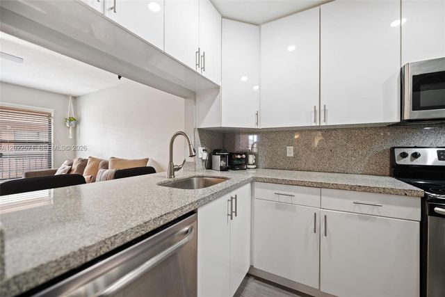 10049 Winding Lake Road 202, Sunrise, FL 33351