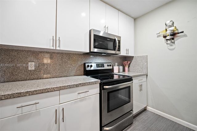 10049 Winding Lake Road 202, Sunrise, FL 33351