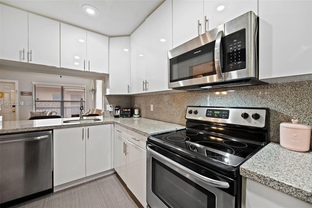 10049 Winding Lake Road 202, Sunrise, FL 33351