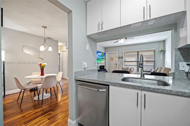 10049 Winding Lake Road 202, Sunrise, FL 33351