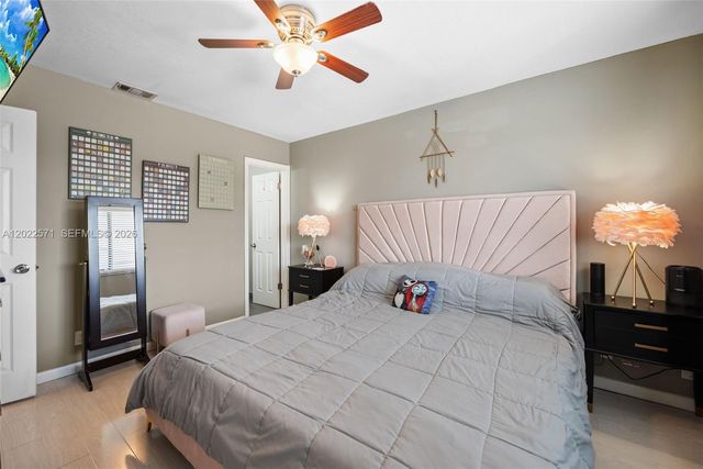 10049 Winding Lake Road 202, Sunrise, FL 33351