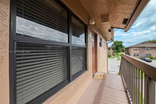 10049 Winding Lake Road 202, Sunrise, FL 33351