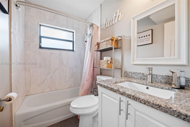 10049 Winding Lake Road 202, Sunrise, FL 33351
