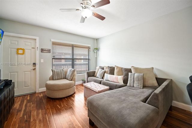 10049 Winding Lake Road 202, Sunrise, FL 33351