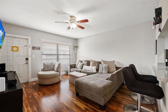 10049 Winding Lake Road 202, Sunrise, FL 33351